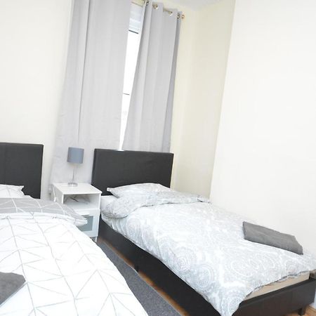 Cheerful 4 Bedroom House In Greater לונדון מראה חיצוני תמונה