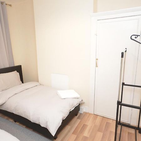 Cheerful 4 Bedroom House In Greater לונדון מראה חיצוני תמונה