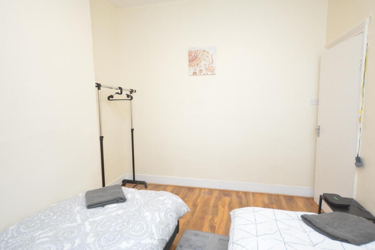 Cheerful 4 Bedroom House In Greater לונדון מראה חיצוני תמונה
