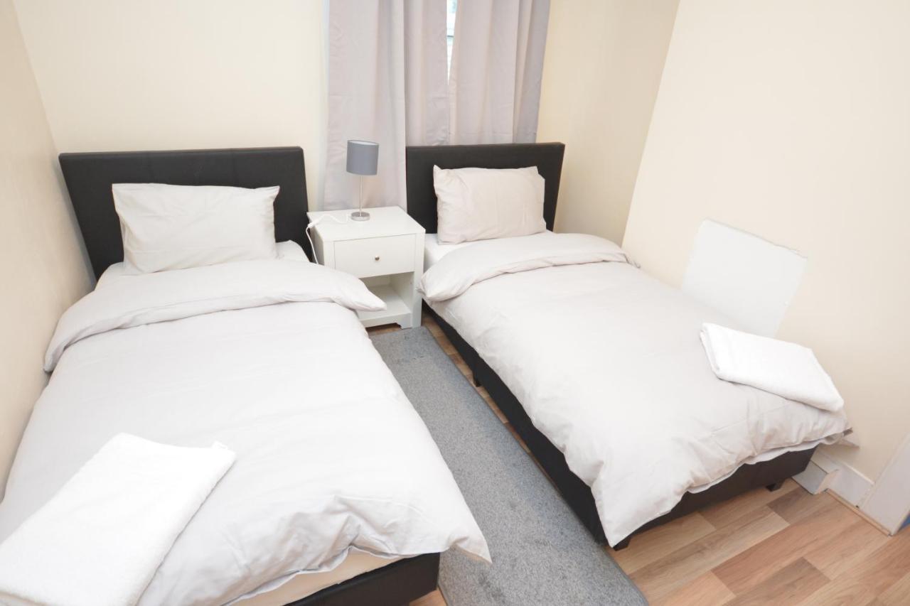 Cheerful 4 Bedroom House In Greater לונדון מראה חיצוני תמונה