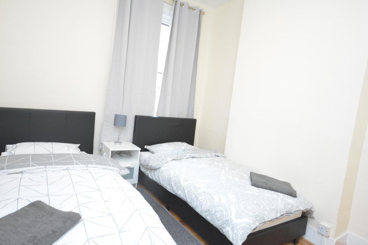 Cheerful 4 Bedroom House In Greater לונדון מראה חיצוני תמונה