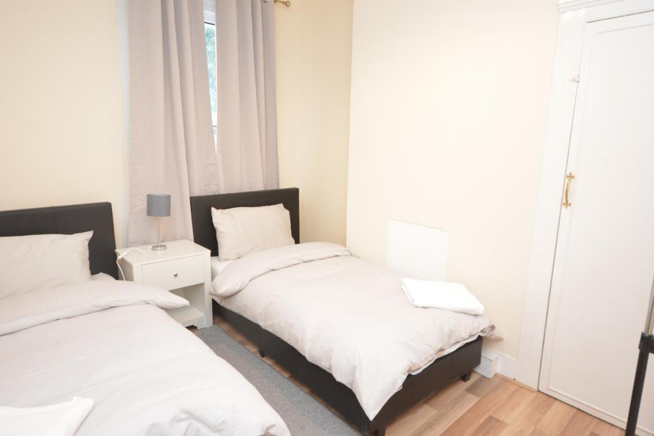 Cheerful 4 Bedroom House In Greater לונדון מראה חיצוני תמונה
