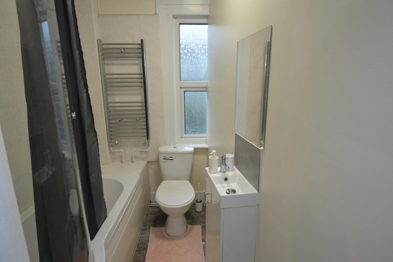 Cheerful 4 Bedroom House In Greater לונדון מראה חיצוני תמונה