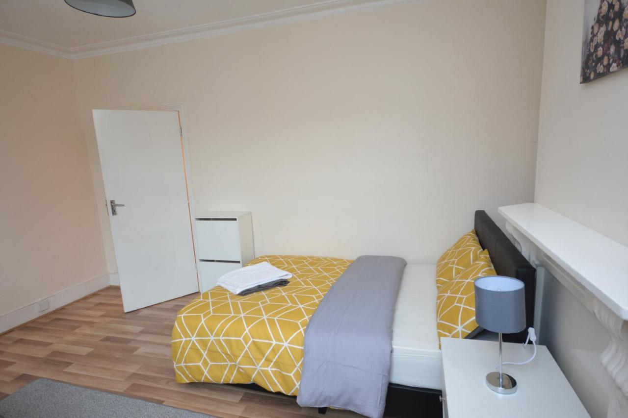 Cheerful 4 Bedroom House In Greater לונדון מראה חיצוני תמונה