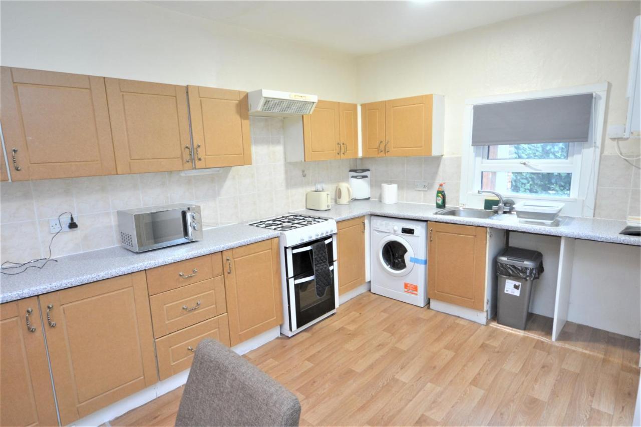 Cheerful 4 Bedroom House In Greater לונדון מראה חיצוני תמונה