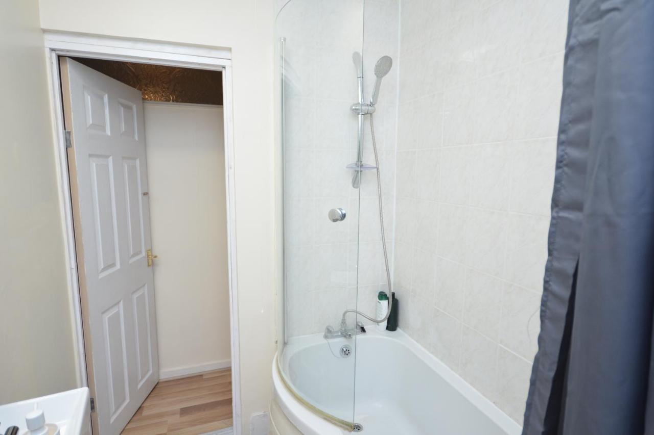 Cheerful 4 Bedroom House In Greater לונדון מראה חיצוני תמונה