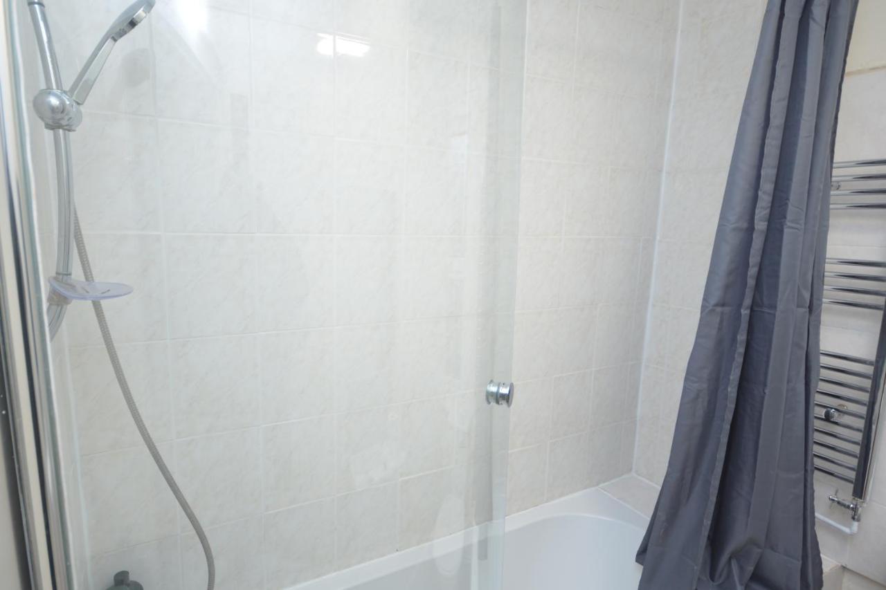 Cheerful 4 Bedroom House In Greater לונדון מראה חיצוני תמונה