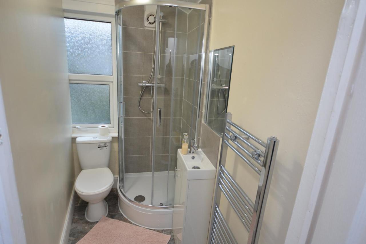 Cheerful 4 Bedroom House In Greater לונדון מראה חיצוני תמונה