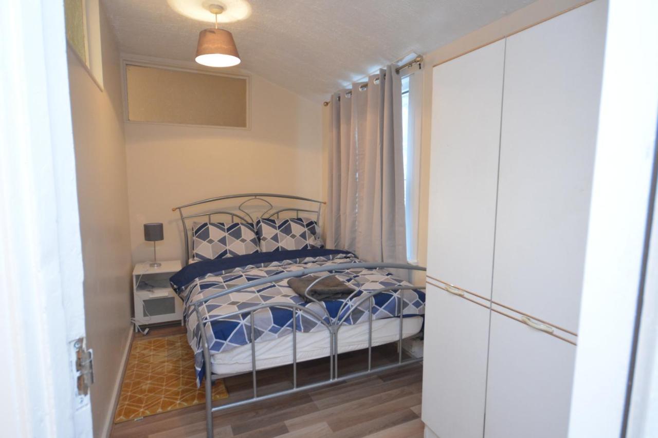 Cheerful 4 Bedroom House In Greater לונדון מראה חיצוני תמונה