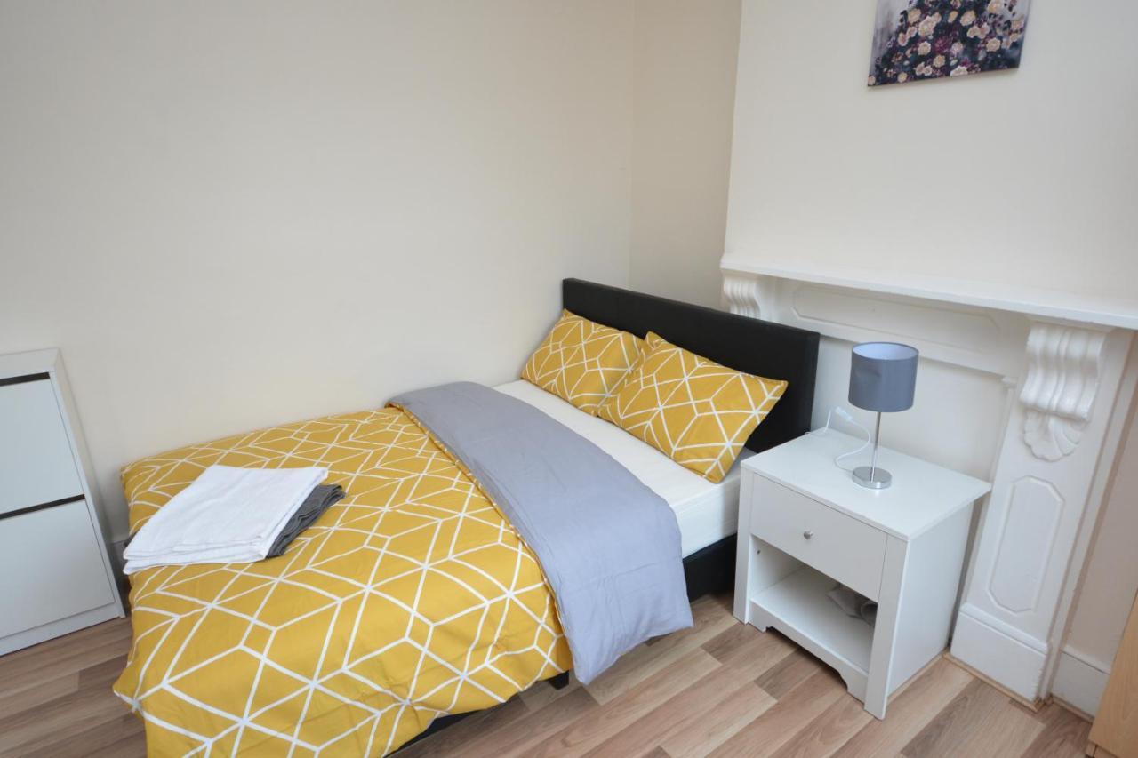 Cheerful 4 Bedroom House In Greater לונדון מראה חיצוני תמונה
