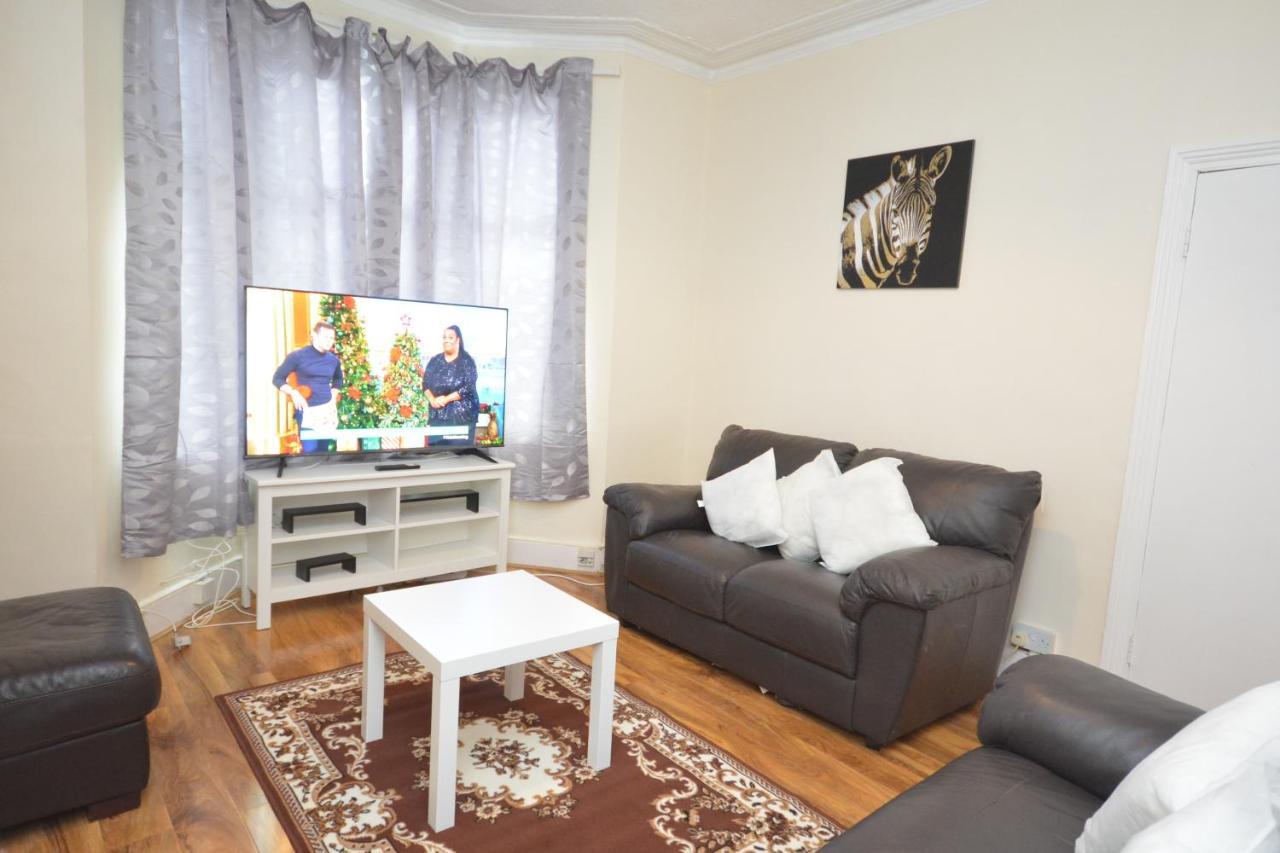 Cheerful 4 Bedroom House In Greater לונדון מראה חיצוני תמונה