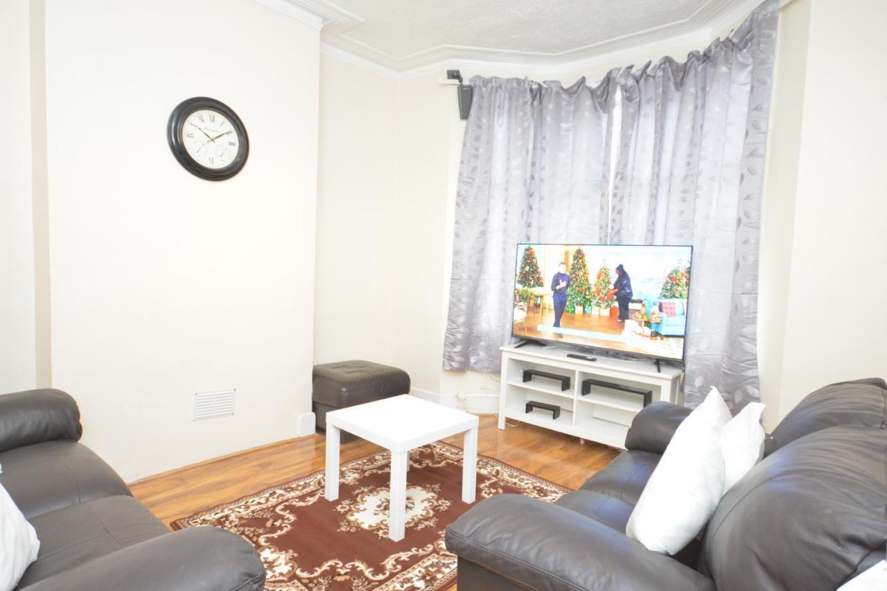 Cheerful 4 Bedroom House In Greater לונדון מראה חיצוני תמונה
