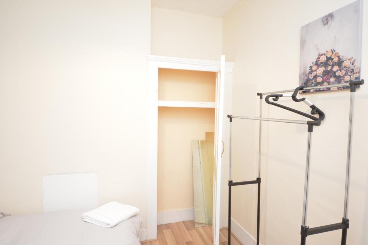 Cheerful 4 Bedroom House In Greater לונדון מראה חיצוני תמונה